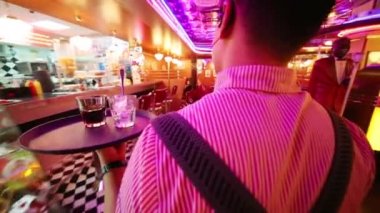 Moskova - 18 Ocak 2015: Beverly Hills Diner - ağ stilize Amerikan restoran Moskova gidiş garson arkası