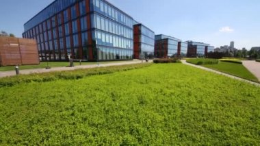 Moskova - 03 Haziran 2015: İş Merkezi Olympia Parkı ve çim. Olympia Parkı karmaşık ofisleri, spor kompleksi ve park vardır