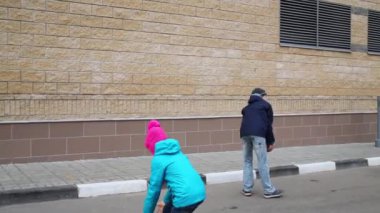 Duvar açık yakınındaki topları ile oynayan kız ve erkek arka