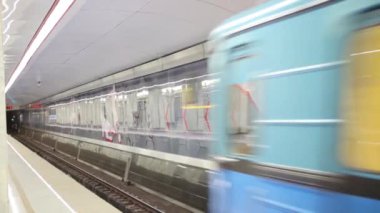 Moskova - 25 Aralık 2014: Spartak Moskova metrosu ve tren. Moskova metro içinde orada 200 istasyonları, 44 olan kültürel miras nesneler olarak kabul edilmektedir.