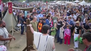 Moskova - 6 Haziran 2015: Kalabalığın üzerinde çadır Kolomenskoye tarihsel Festivali tarih arasında tarihi yeniden yapılanma. Roma ve barbar savaş birlikleri yeniden inşası Festivali izleyici olarak gördüm.