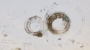 Araba çizmek yuvarlak şekil yollar tarafından yolculuğu sırasında kar kış gününde. Havadan görünümü