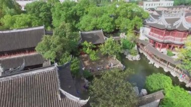 Shanghai - 06 Kasım 2015: Yuyuan Bahçe sonbahar günü, insanlarla. Havadan görünümü