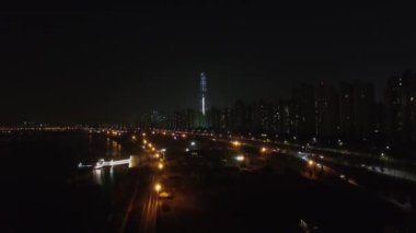 Cityscape sonbahar gece Olimpiyat daero karayolunda trafik ile. Havadan görünümü