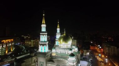 Moskova - 28 Kasım 2015: Katedral cami sonbahar akşam aydınlatmalı Olympic Stadium yakınındaki. Havadan görünümü