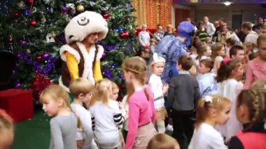 Moskova, Rusya - 18 Aralık 2014: Küçük çocuk, animatörler ve veliler Noel köknar ağacı, Akvamarin hall sirk yakınındaki.