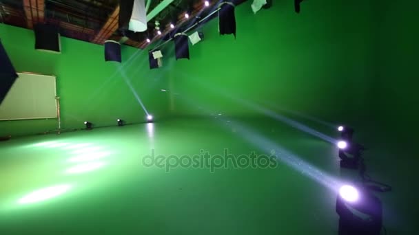 ビデオ撮影スタジオで光線を打つスポット ライト — ストック動画