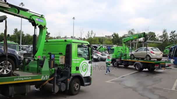 Moscú Rusia Julio 2015 Dos Grúas Con Coches Lote Embarque — Vídeos de Stock