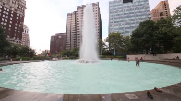 Philadelphia Usa September 2014 People Swim Walk Fountain Love Park — Stock Video