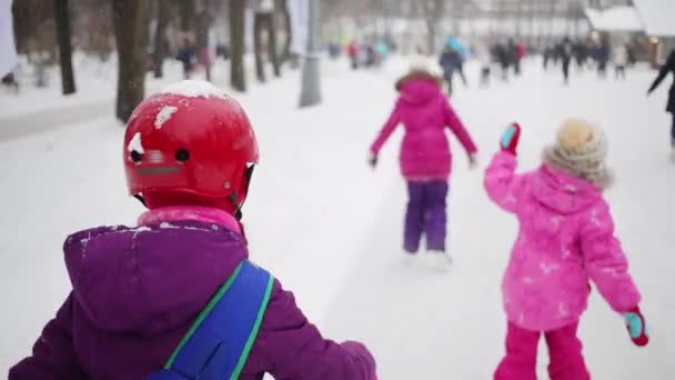 Mädchen Mit Helm Beim Schlittschuhlaufen Bei Schneefall Aus Dem Fokus — Stockvideo