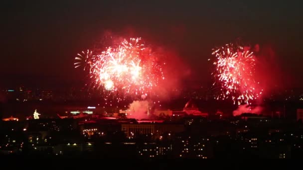 Belos Fogos Artifício Brilhantes Acima Grande Cidade Noite — Vídeo de Stock