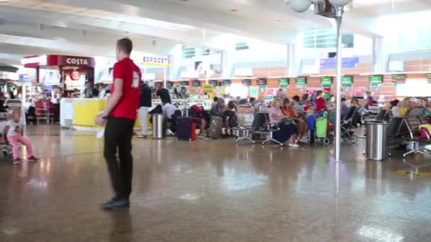 莫斯科 俄罗斯 2014年8月20日 许多乘客坐在谢列梅捷沃机场候机楼的等候室的椅子上 — 图库视频影像