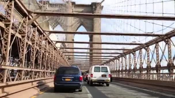 2014年9月04日 布鲁克林大桥的移动 美国最古老的吊桥之一 它的长度是1825米 — 图库视频影像