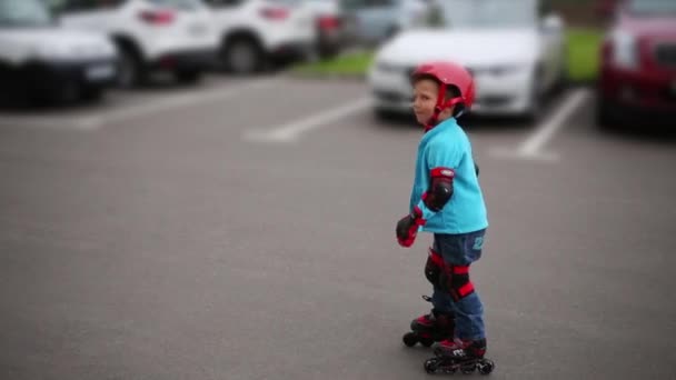 Jovem Guarda Rollerblading Asfalto Área Estacionamento — Vídeo de Stock