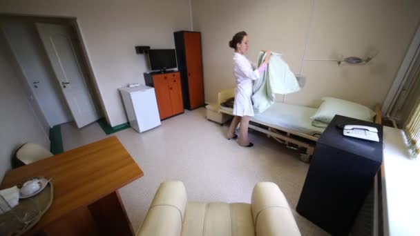 Uma Mulher Casaco Branco Coloca Lençóis Enfermaria Hospital — Vídeo de Stock