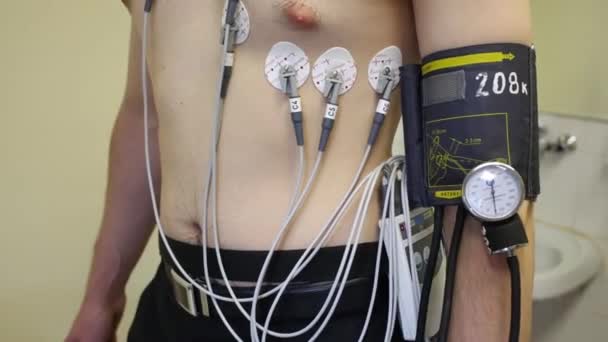 医師が内視鏡外科センターと砕石 ケルト人の心電図心電図を保持するために患者を準備するモスクワ ロシア 2015 — ストック動画