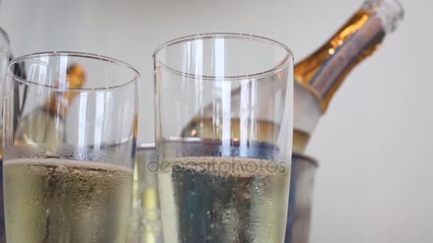 Бокалы Шампанского Бутылка Шампанского Ведре — стоковое видео