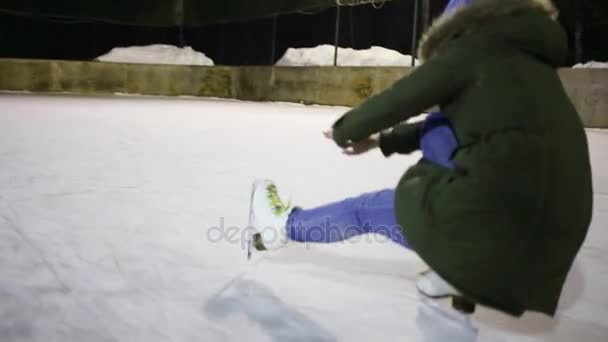 Girl Teen Skates Gun Ice Rink Winter Night — Stock Video