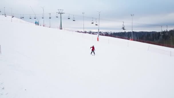 Skifahrer stürzt am Wintertag auf Schanze ab