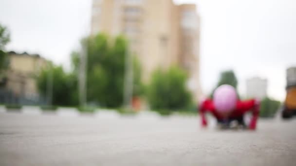 Tjejen Ligger Skateboard Och Rullar Mot Kameran — Stockvideo