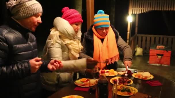 两个女人和男人吃烤肉 晚上在户外喝葡萄酒 — 图库视频影像