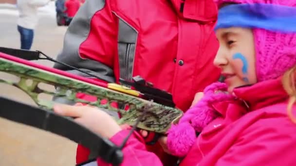 Učí Střílet Kuší Dospělá Osoba Znamená Dívka Růžovém — Stock video