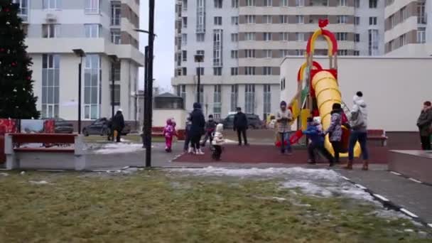 Moskou December 2014 Kinderen Volwassenen Speelplaats Onder Hoogbouw Kerstboom Complexe — Stockvideo