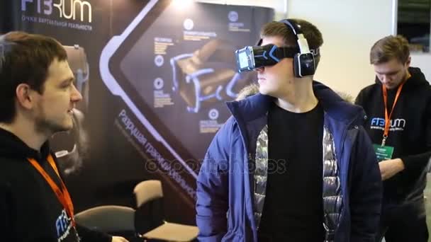 Moscú Rusia Mar 2015 Hombre Intenta Auriculares Realidad Virtual Fibrum — Vídeo de stock