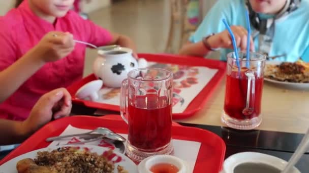 三位母亲和两个孩子的家庭在咖啡馆吃午餐 — 图库视频影像