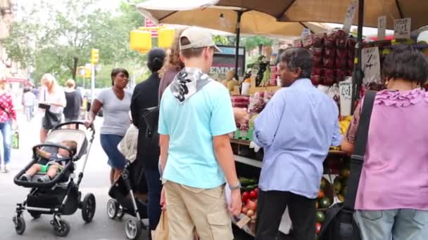 ニューヨークの路上で野菜の失速でニューヨーク アメリカ合衆国 2014 人バイヤー — ストック動画