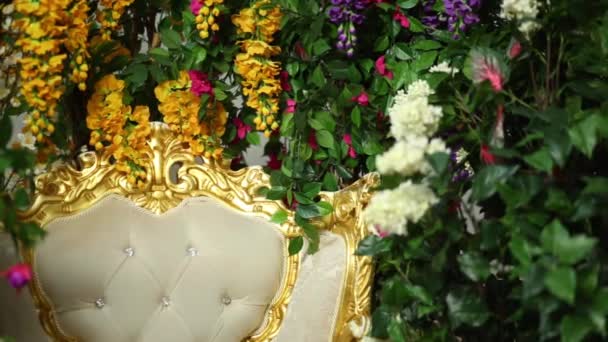 Luxo Cadeira Branca Cercada Por Flores Coloridas — Vídeo de Stock