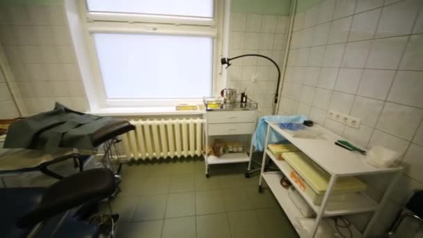 Δωμάτιο Παρατήρησης Μια Καρέκλα Και Ιατρικά Εργαλεία Στο Γραφείο Γαστρεντερολόγος — Αρχείο Βίντεο