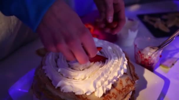 Χέρια Του Ανθρώπου Που Καλύπτει Φρούτα Κέικ Κρέμα Σαντιγί — Αρχείο Βίντεο