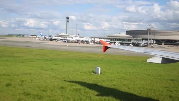 シャルル ゴール空港の飛行場の誘導路でパリ フランス 2014 飛行機実行 — ストック動画