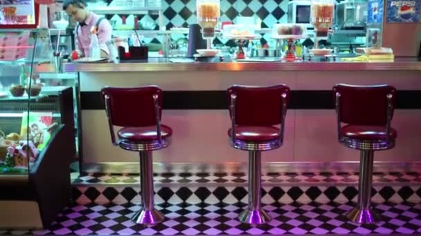 Moskva Leden 2015 Barman Díla Beverly Hills Diner Síť Stylizované — Stock video