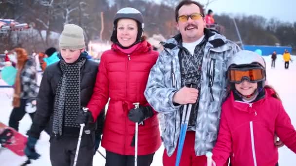 Famiglia di quattro sciatori sorridono all'inverno in pista — Video Stock