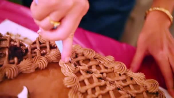 Mãos Cortadas Por Faca Delicioso Bolo Chocolate Grande Mesa — Vídeo de Stock