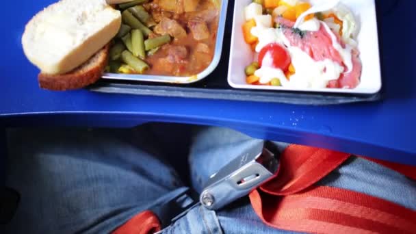 Część Żywności Dla Jednego Pasażera Stół Taca Podczas Lotu Samolocie — Wideo stockowe