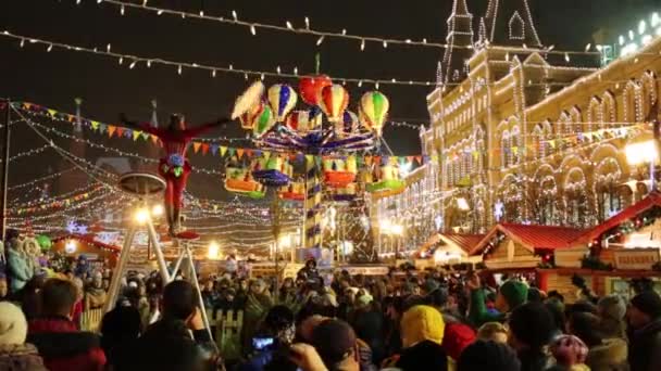 莫斯科 2015年1月4日 在红广场一年一度的圣诞口香糖博览会上的体操运动员 — 图库视频影像