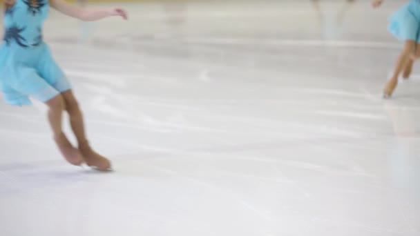 Beine Von Mädchen Beim Synchronen Eiskunstlauf — Stockvideo