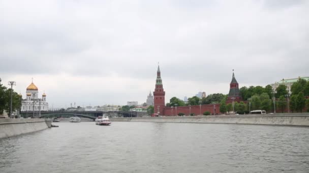 Kreml Vallen Med Kreml Väggen Moskvafloden Och Katedralen Kristus Frälsaren — Stockvideo