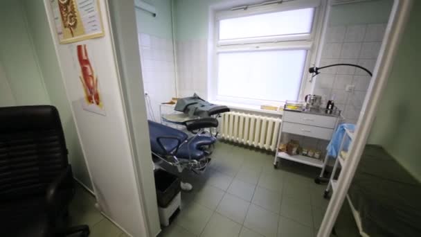 空肠胃科医生办公室与书桌和一个观察室 — 图库视频影像