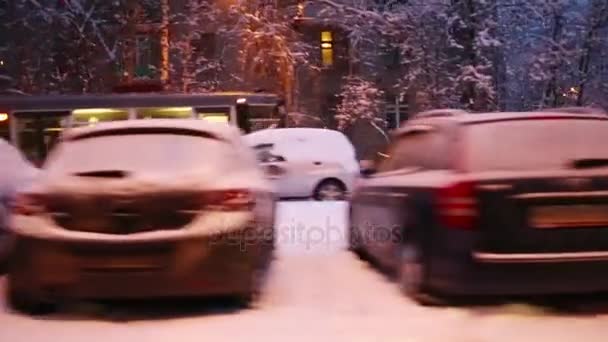 Трамвай Движется Рядом Автомобилями Снегу Зимний Вечер Городе — стоковое видео