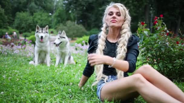 Blondine Und Ihre Beiden Hunde Huskys Auf Wiese Park — Stockvideo