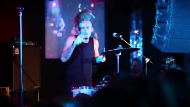 Drummer Presteert Tijdens Concert Moderne Nachtclub Video Met Geluid — Stockvideo