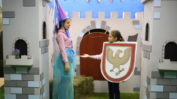 Mujer Feliz Niña Bailan Habitación Con Castillo Cartón — Vídeo de stock