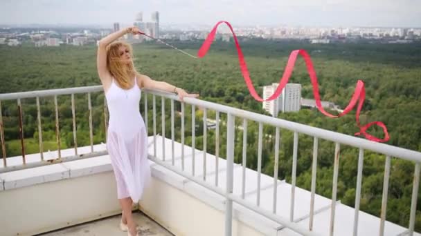 Žena Bílých Šatech Mává Červenou Stužku Opřený Plot Střeše — Stock video