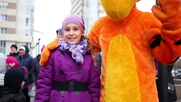 Moscow December 2014 Animator Dressed Tiggers Girl Him Waving Hands — Stock Video