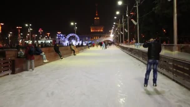 Moscow Rusia Nov 2014 Gente Patina Pista Patinaje Por Noche — Vídeos de Stock