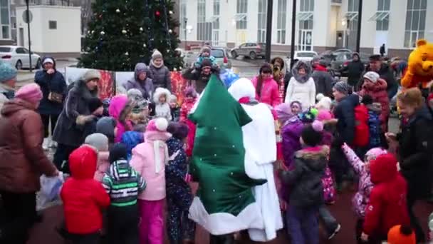 Moskva Prosince 2014 Děti Sněhulák Vánoční Strom Kruhu Drží Ruce — Stock video
